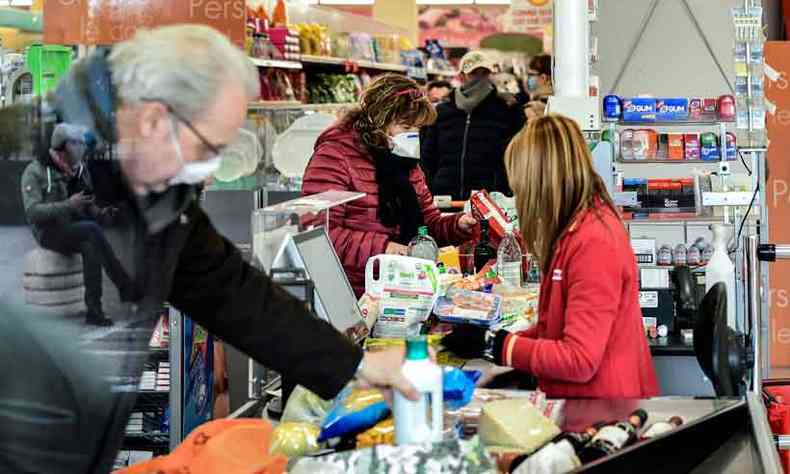 Os italianos podem ir s compras, mas devem evitar sair com crianas(foto: Miguel Medina/AFP)