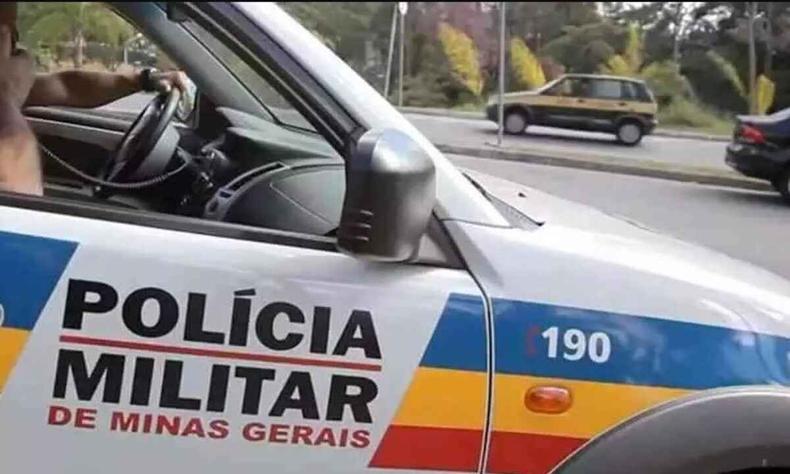 Parte de trs de um carro onde 14 celulares roubados foram encontrados em Santa Luzia