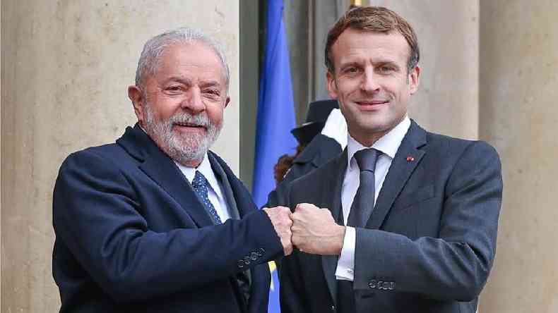 Ex-presidente Lula cumprimentando Macron