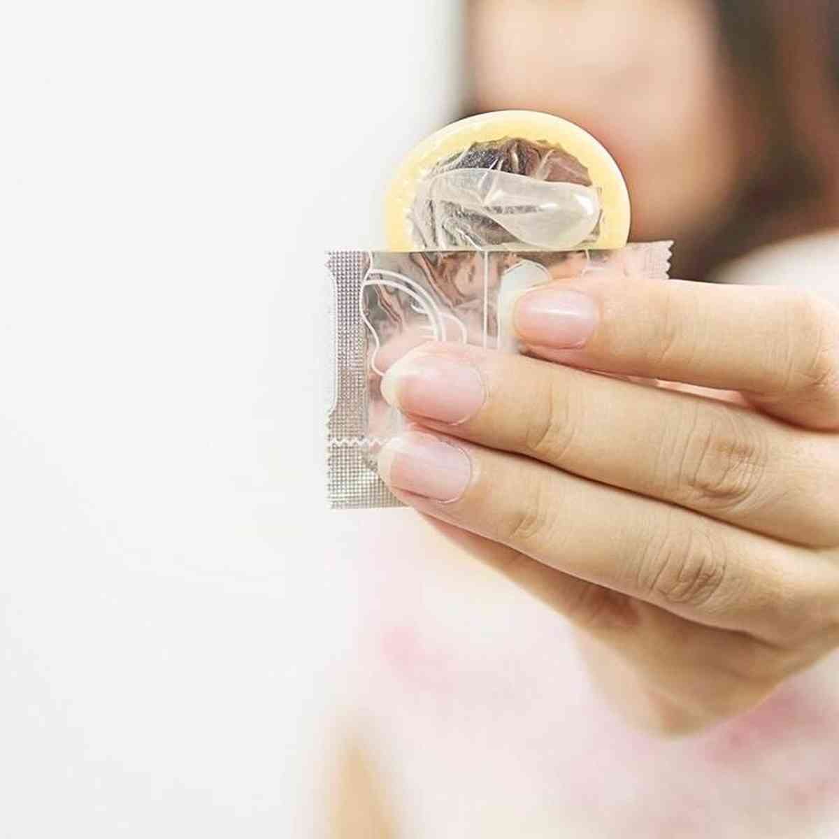 Adolescentes usam menos preservativos nas relações, segundo IBGE - Saúde -  Estado de Minas