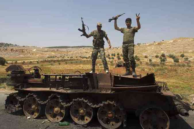 Rebeldes tomam tanque das tropas oficiais em Atareb, nas proximidades de Aleppo(foto: AHMAD GHARABLI / AFP)