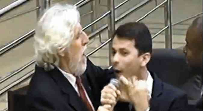 Arnaldo Godoy estava ao microfone quando Marcelo Aro tentou tomar a vez para pedir questo de ordem(foto: Reproduo/TV Cmara )