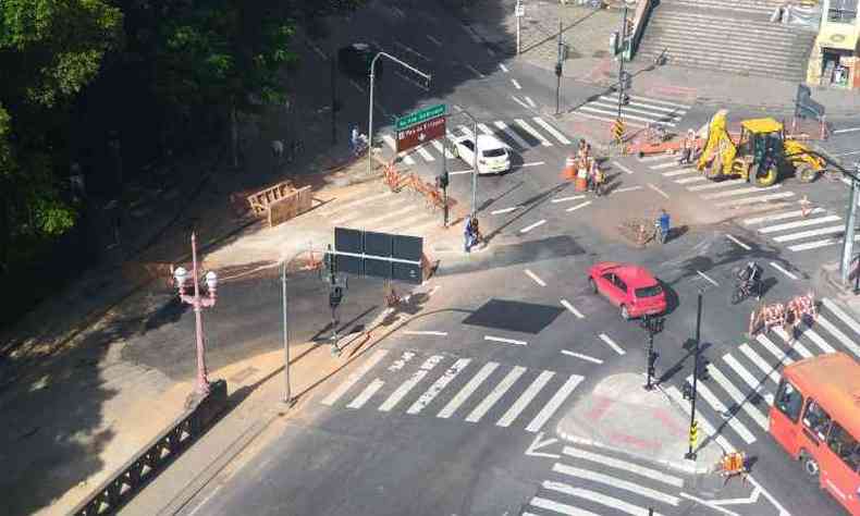 Trnsito est parcialmente interrompido nas ruas Bahia e Tamoios(foto: Fred Bottrel/EM/D.A.Press)