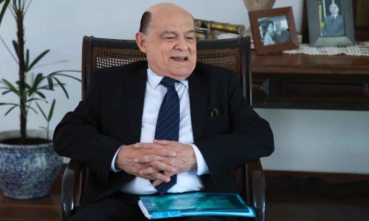 Ator Othon Bastos caracterizado como Tancredo Neves no filme O paciente