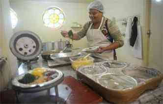 A cozinheira da Marmitex Alkimia, Maria dos Anjos da Silva, trabalha na montagem dos pratos que sero liberados para a entrega(foto: Leandro Couri/EM/D.A Press)