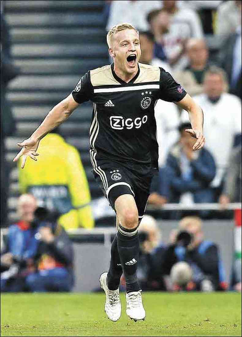 Van de Beek comemora o gol que deu a vitria ao Ajax(foto: Ian KINGTON/AFP)