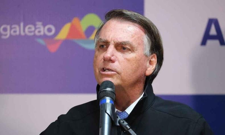 Presidente Jair Bolsonaro apela para que supermercados e integrantes da cadeia produtiva diminuam seus lucros(foto: Isac Nóbrega/PR) Jair Bolsonaro fala ao microfone