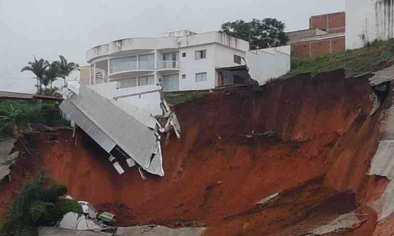 Moradores foram retirados e levados para casas de parentes. (foto: CBMMG/Divulgao)