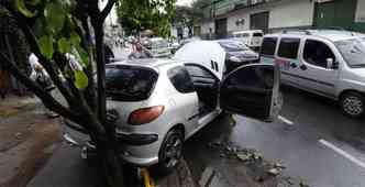 H uma semana, chuva forte inundou avenida, arrastou carros e invadiu casas e comrcio(foto: Beto Magalhes/EM/D.A Press 3/4/14)