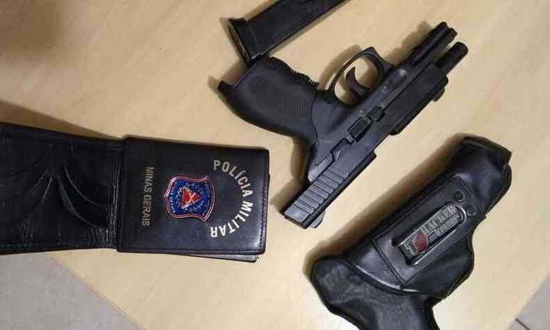 Com o rapaz foram encontrados uma arma airsoft, um coldre e uma carteira com o brasão da PM(foto: Divulgação/ Polícia Militar)