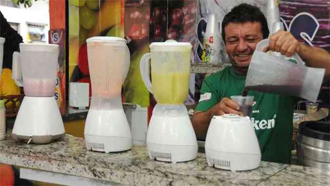 Francisco Ferreira turbina a barraca de frutas no Centro com as vitaminas (foto: Ramon Lisboa/EM/D.A Press)