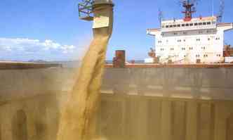 Embarque de soja no Porto de Paranaguá: escoamento da produção enfrenta problemas da saída das fazendas aos terminais de embarque marítimo(foto: Albari Rosa/Gazeta do Povo - 24/11/03)