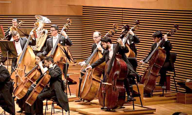 Filarmnica de Minas Gerais est de volta  Sala Minas Gerais, e Neto Bellotto, principal contrabaixista da orquestra, ser o solista do 