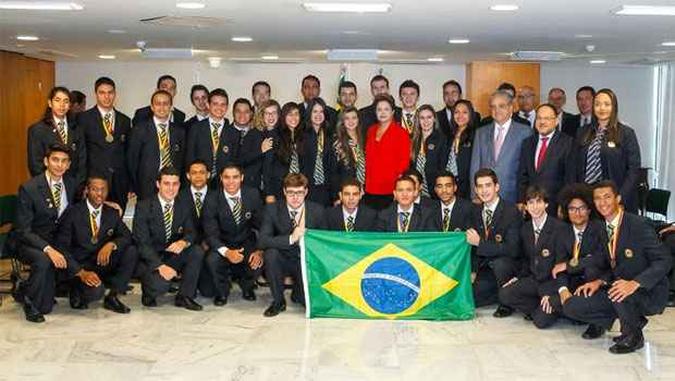Dilma Rousseff recebeu na manhã desta terça-feira a delegação brasileira de medalhistas do Worldskills Americas Competition(foto: Roberto Stuckert Filho/PR) Dilma Rousseff recebeu na manhã desta terça-feira a delegação brasileira de medalhistas do Worldskills Americas Competition(foto: Roberto Stuckert Filho/PR)