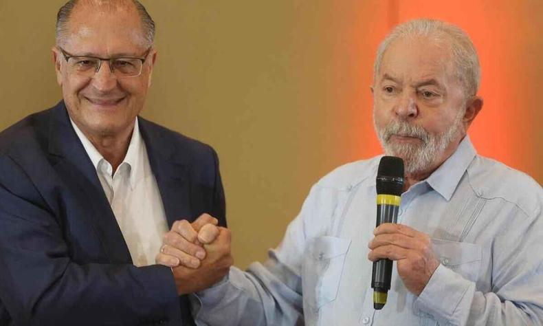 O ex-governador Geraldo Alckmin, do PSB, d as mos a Luiz Incio Lula da Silva, do PT