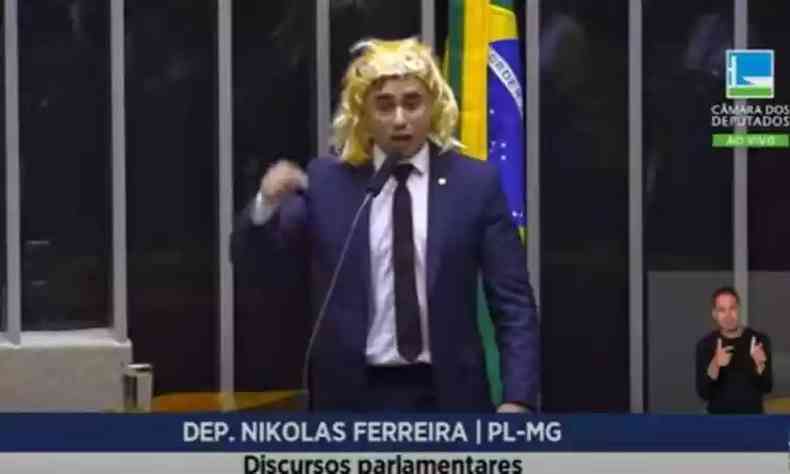 Nikolas Ferreira de peruca loura, na tribuna da Cmara