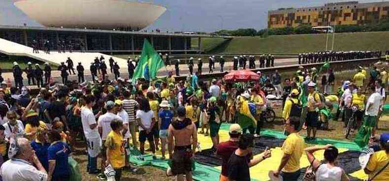 Manifestantes de vrios locais do Brasil esto desde cedo em frente ao Congresso Nacional(foto: Marcelo Ferreira/CB/D.A Press)