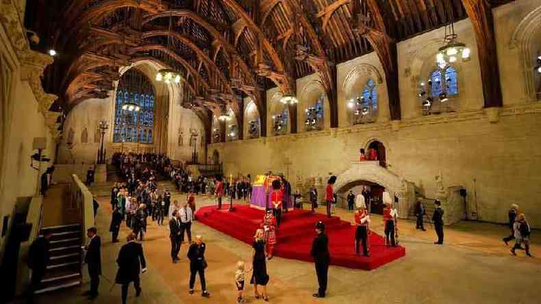 Corpo da rainha está sendo velado em câmara ardente de Westminster