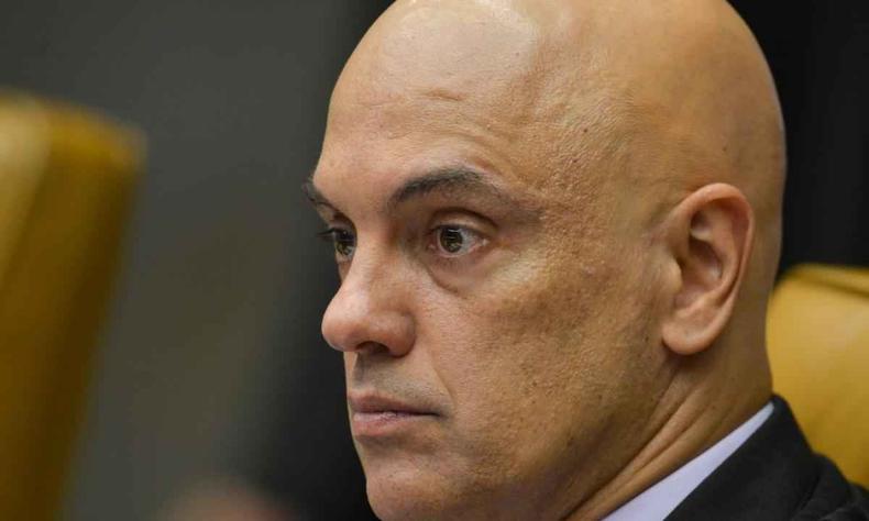 Investigação, cujo relator é o ministro Alexandre de Moraes, apura a atuação de grupos na internet contra a democracia e as instituições(foto: Fábio Rodrigues Pozzebom/Agência Brasil) Ministro Alexandre de Moraes, pensativo, em sua cadeira no STF