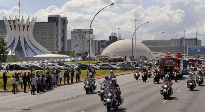Dois momentos da despedida: com o Corcovado ao fundo, cortejo segue em direção ao Aeroporto Santos Dumont. Em Brasília, obras, como a Catedral, emolduram o caminho do carro do Corpo de Bombeiros que levava o caixão (foto: Ronaldo de Oliveira/CB/D.A Press. Brasil) Dois momentos da despedida: com o Corcovado ao fundo, cortejo segue em direção ao Aeroporto Santos Dumont. Em Brasília, obras, como a Catedral, emolduram o caminho do carro do Corpo de Bombeiros que levava o caixão (foto: Ronaldo de Oliveira/CB/D.A Press. Brasil)