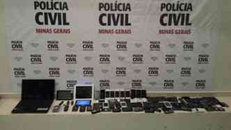 Aparelhos sem procedncia foram encontrados no mercado municipal de Valadares. Entre eles 17 iphones(foto: Policia Civil / Divulgao)