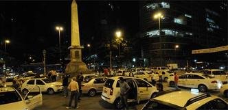 Cruzamento da Praa Sete ficou fechado pelos taxistas por cerca de 20 minutos(foto: Gladyston Rodrigues/EM/D.A Press)