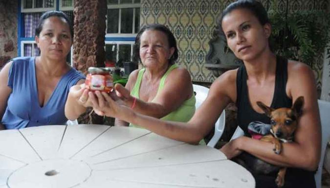 Neuza, Maria Félix e Keila com o troféu que sobreviveu à catástrofe: um pote da disputada geleia que agora faz sucesso na rede(foto: Paulo Filgueiras/EM/D.A Press) Neuza, Maria Félix e Keila com o troféu que sobreviveu à catástrofe: um pote da disputada geleia que agora faz sucesso na rede(foto: Paulo Filgueiras/EM/D.A Press)