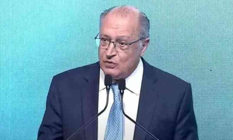 O vice-presidente da Repblica Geraldo Alckmin (PSB) fala em um microfone de frente a um telo na abertura do Frum ABDIB 2023.