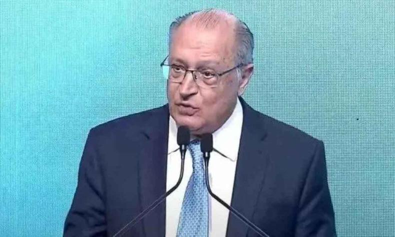 Geraldo Alckmin discursou sobre a viagem de Lula à China e outros temas na abertura do Fórum ABDIB 2023. (foto: crédito: Reprodução/TV Brasil) O vice-presidente da República Geraldo Alckmin (PSB) fala em um microfone de frente a um telão na abertura do Fórum ABDIB 2023.