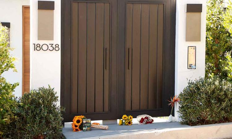 Flores na porta da casa se Matthew Perry
