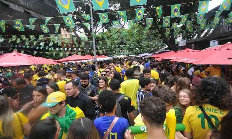 Torcedores assistem ao jogo entre Brasil e Camares, na Savassi