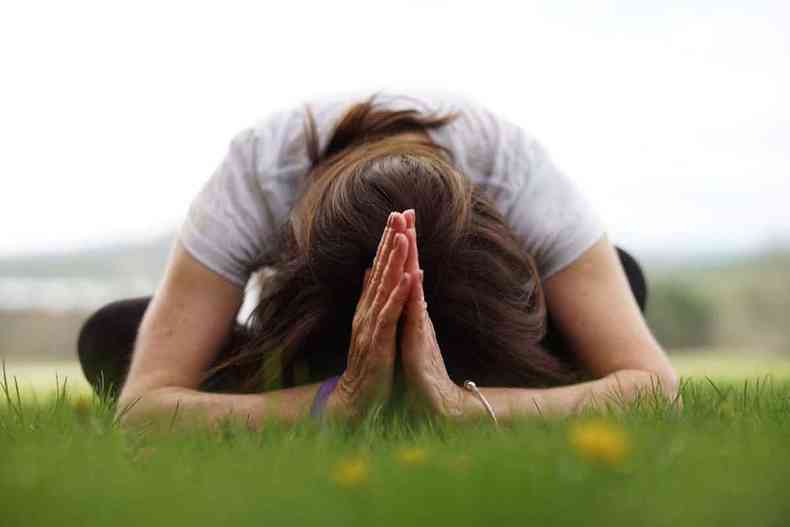 mulher praticando meditao
