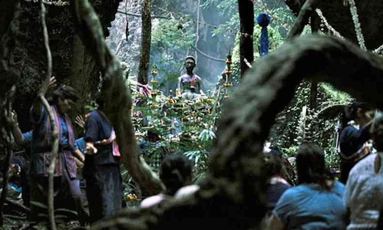 Silhueta de zumbi em paisagem de floresta, em cena de 'A médium'