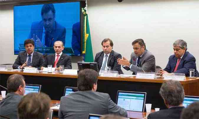 O senador Acio Neves participou de reunio da comisso da Cmara dos Deputados que discute a reforma poltica(foto: Marcelo Camargo/Agncia Brasil)
