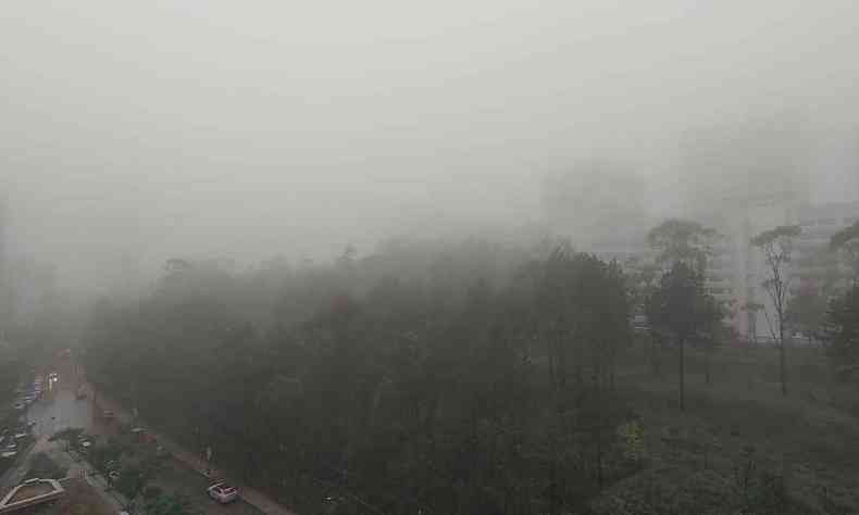 Região Centro-Sul amanheceu com névoa cinza e chuva fina 