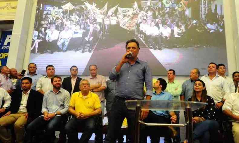 'Vamos responder a tentativas de intimidao com a nossa manifestao clara, pacfica e corajosa em defesa do Brasil e da democracia' - Acio Neves, senador e presidente do PSDB (foto: Reproduo/Facebook)