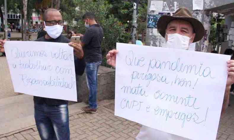 Lojistas protestaram na Praa Doutor Carlos contra o fechamento do comrcio na cidade(foto: Rafael Bicalho/Ronda Geraes)