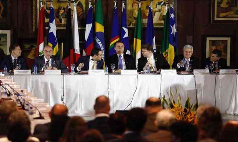 Bolsonaro reunido com governadores, na manh desta sexta-feira(foto: Peu Ricardo/DP)