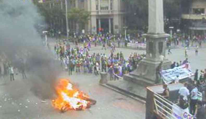 Manifestantes queimaram objetos durante o protesto(foto: REproduo/BHTrans)