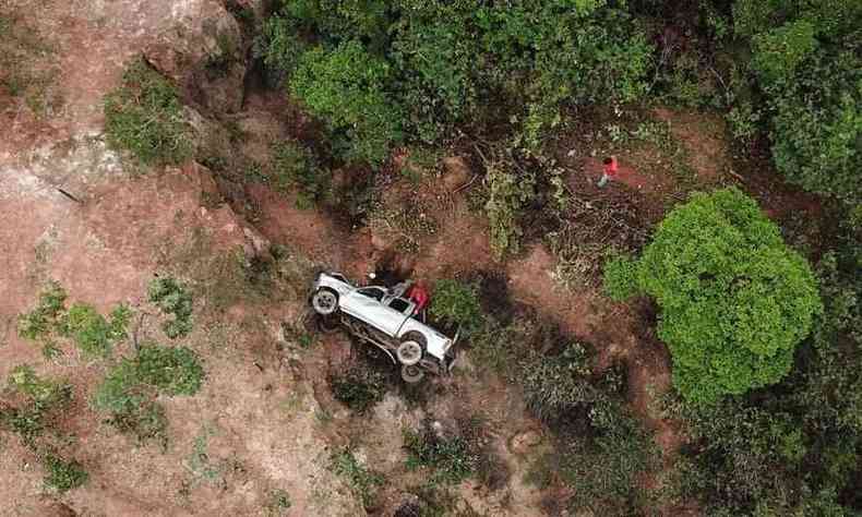 Caminhonete tombada foi encontrada em local onde no podia ser vista da estrada (foto: PMMG/Divulgao)