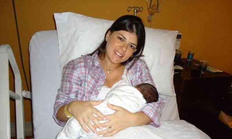 Thas Vilarinho amamentando o seu primeiro filho(foto: Arquivo Pessoal)