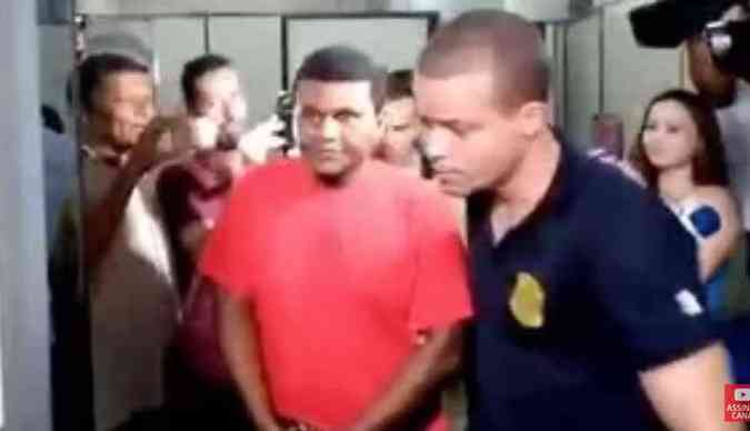 Ronilson Marclio Alves chegou algemado e com o uniforme do sistema prisional para tomar posse do cargo de vereador(foto: Reproduo/Youtube)