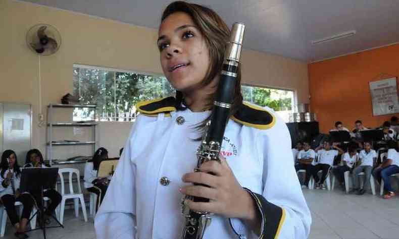 ngela Leal se tornou uma aluna mais empolgada desde que comeou a tocar clarinete, em 2013(foto: Paulo Filgueiras/EM/D.A Press)