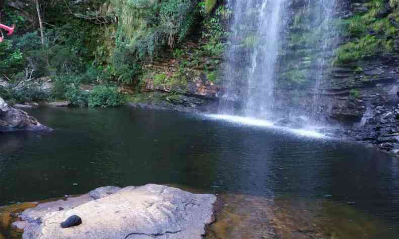 Local onde os jovens caram na Cachoeira da Farofa, na Serra do Cip(foto: Corpo de Bombeiros/Divulgao)