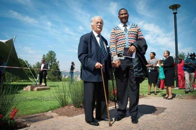 Advogado de Mandela durante o Julgamento de Rivonia ao lado do neto do homenageado durante a cerim�nia na Union Buildings, resid�ncia oficial do governo na �frica do Sul, em Pret�riaSTEFAN HEUNIS / AFP