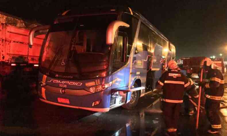 Militares utilizaram aproximadamente 3 mil litros de gua para conter as chamas(foto: Corpo de Bombeiros/Divulgao)