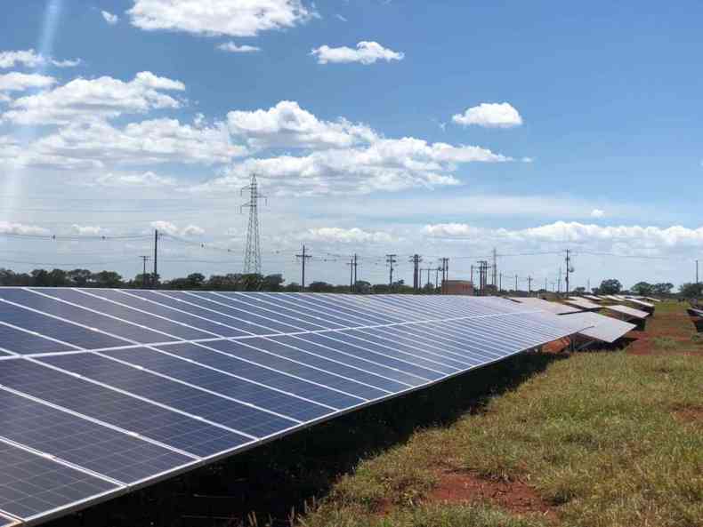 Algumas das 16 mil placas fotovoltaicas instaladas em miniusina no Norte de Minas(foto: Divulgao/Cemig)