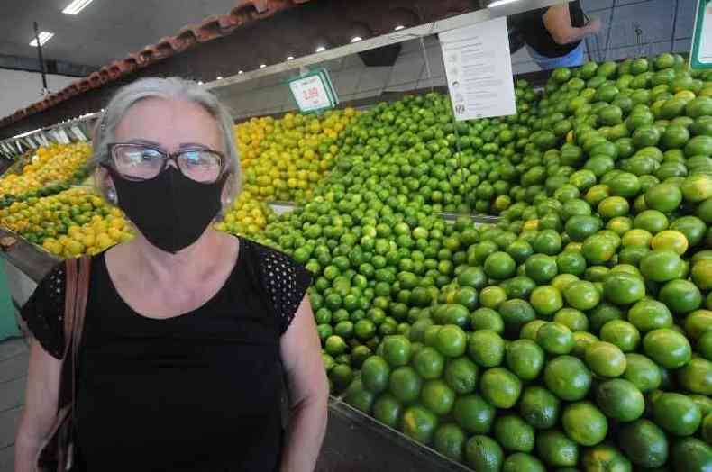 Soraya Leonel:' 'As frutas de fora de poca esto igual ao preo da carne. Esto abusando muito''(foto: Leandro Couri/EM-DA Press - Belo Horizonte-MG)