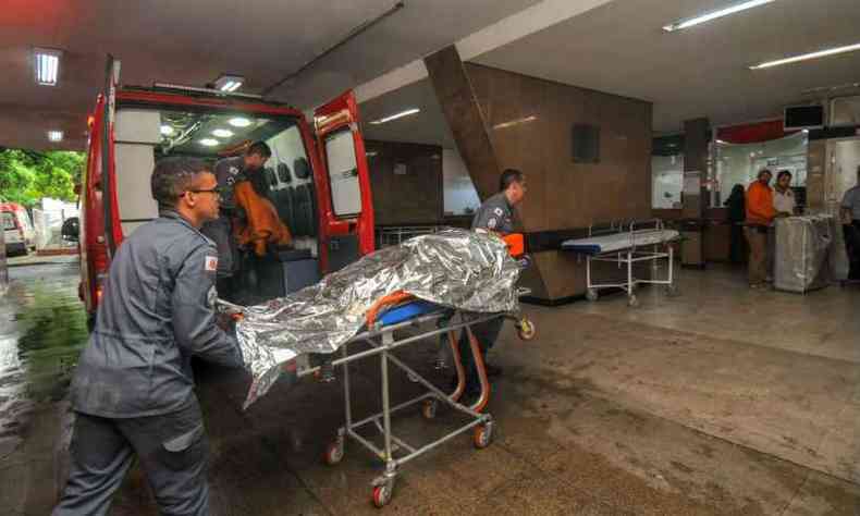 Funcionria atingida por rvore no resort chega ao Hospital Joo XXIII(foto: Leandro Couri/EM/D.A.Press)