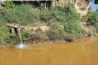 Extremos na bacia do So Francisco: Rio Maranho bebe esgoto puro no Centro de Congonhas...(foto: Jair amaral/Em/D.A Press)